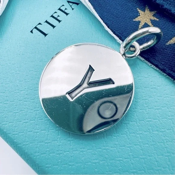 Tiffany & Co. Letter Y Round Tag Initial Charm in Sterling Silver with Pouch - Picture 4 of 8